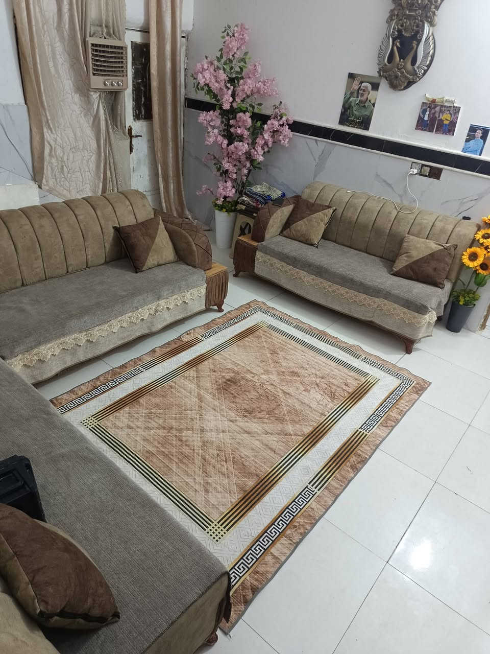 كربلاء منطقه لفدين  يبعد على لإمام 3 كيلو مساحته 85 متر طابق ونص يتكون من حديقه خارجيه وطارمه مع صحيات ومطبخ مساحته 5×3 وصاله 4×4 وغرفه 5×4 منور 6× متر  للاستفسار أكثر ***********
