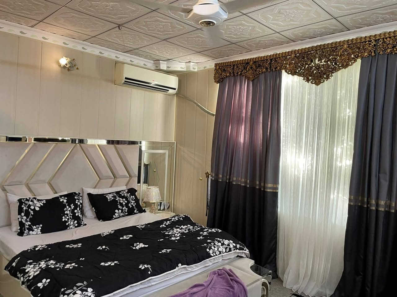 عرض مباشر
_____________________
بيت للبيع هيران ستي 1
____________________
مساحة 200م شارع 15م
____________________
تفاصيل البيت :
5غرف نوم 
صاله مطبخ امريكي عدد 2
كراج +حديقه 
صحيات عدد 3
البيت بي درج خارجي وداخلي يعني تكدر تفصل ويصير بيتين كامل
____________________
السعر 11دفتر وقابل للتفاوض عند المعاملة 
البيت نقد لايوجد عليه اي ديوون
____________________
______________________
***********
