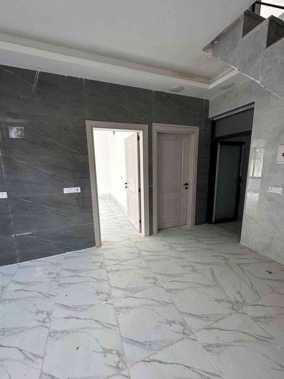 السلام عليكم ورحمة الله وبركاته #مكتب_الغوالي
🔹 بيت للبيع في حي البكر قرب جامع شهيد مجول

🔹 المساحة : 88م ، الواجهة : 8م ، ركن

🔹بناء حديث طابقين 4 غرف نوم 

🔸 سند طابو ملك صرف شرط تحويل وقرار تمليك

ط1 : استقبال ، مطبخ + صالة ، غرفة نوم ، صحيات

ط2 : ثلاث غرف نوم وصحيات وبيتونه

البيت يحتوي على كافة الانظمة الحديثة -

دكتات - سبالت - غسالات - انترنيت - دشات 

للاستفسار اكثر مراجعة #مكتب_الغوالي الكائن في حي السماح الاركان قرب مدرسة السماح الابتدائية وقرب مول القمة او الاتصال على الارقام تالية -

***********

***********
