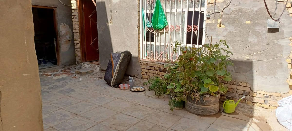 بيت خلفي طابو مشترك باسمي احوله رأساً 80 متر بالطابو واقع حال اكثر من 90م بناء مكون من غرفتين ومطبخ وساحه كبيره وحمامات العنوان سوق الشيوخ شارع موكب العقيله اول فرع من تنزل من جهة الصوره رابع بيت عن الشارع سعر 46 وبي مجال للشراي الاخلاء خلال فتره قصيره

واتساب ***********

