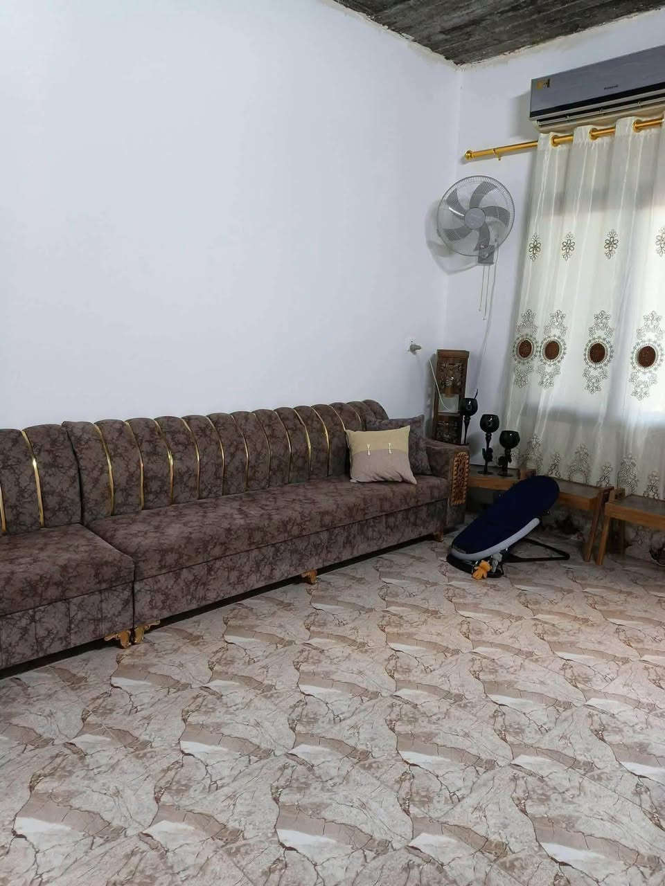 بسم الله الرحمن الرحيم 
بس 63مليون طابي صرف
دار للبيع مساحه 100م حي الزوراء ثالث فرع من الشارع العام شارع 15م
غرفه نوم ومطبخ وصاله وكراج استفسار 
***********
***********

