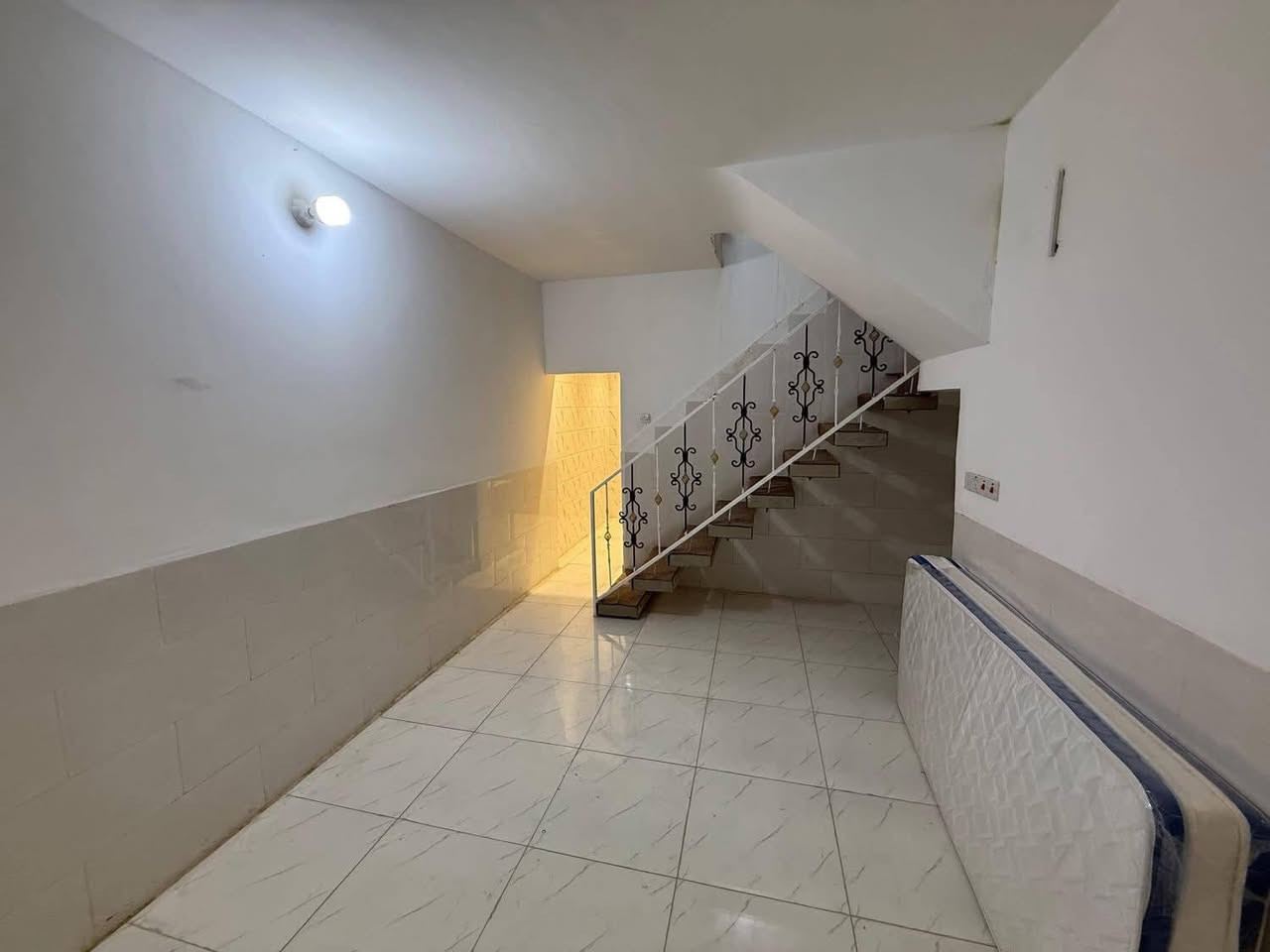 100م للبيع حي السلام طابقين شارع 10 السعر 208 مليون فارغ جاهز للسكن ***********
