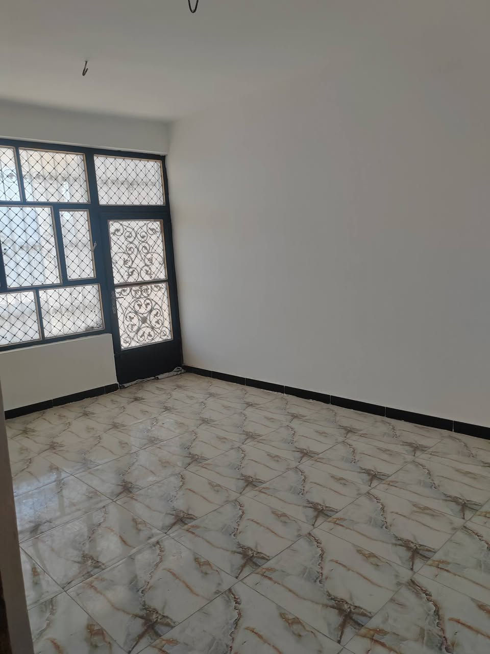 بيت طابو صرف مساحته ٢٢٠ الواجهيه ١١ نزال ٢٠   متر
الطابق الاول عكاده  مطبخ + صاله + غرفتين + مجمع صحيات خارج وداخل البيت
الطابق الثاني مبني ب ٢٠١٧ صب ٣ غرف نوم 
شارعه عرضه ١٥ متر 
المكان حي العسكري شارع المكاتب خلي التجاي مباشر
سعره ٢١٥ وبي مجال 
للاستفسار الاتصال 
*********** 
***********
