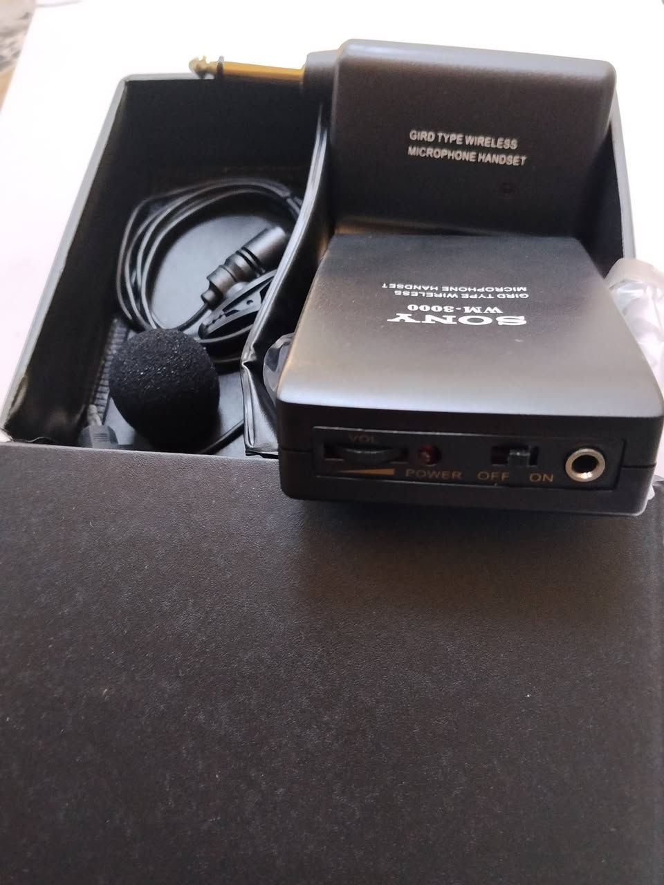 (متوفر 40 قطعة)( مفرد سعر القطعة 10الف)(جملة 40 قطعة سعر القطعة 5الف) 
ميكروفون لاسلكي من شركة سوني، وتحديداً موديل 3000-WM
تتضمن المجموعة جهاز إرسال (Transmitter) وجهاز استقبال (Receiver مصممين للاستخدام مع كاميرات الفيديو أو مسجلات الصوت المحمولة.
. يوفر الجهاز نطاق إرسال يصل إلى حوالي 150 قدماً (45) متراً


**إذا كنت صاحب هذا الإعلان وتريد حذفه لأي سبب، رجاءا أرسل رسالة إلى الدعم الفني**