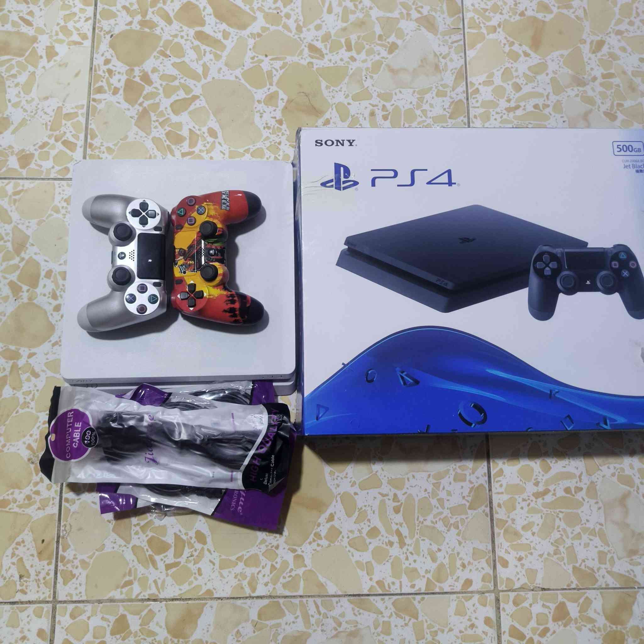 جهاز PS4 للبيع
سلم أولاين ذاكرة 500 نظام 13.50 أخر اصدار 
جهاز  مفتوح  
مع جوستك عدد 2 
داخل الجهاز لعبة efootball
سعر 220 وبي مجال
***********
 الرمادي التأميم

