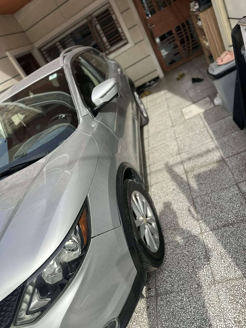 السلام عليكم
للبيع سيارة نيسان روج سبورت موديل 2017 لون سلفر رقم بغداد بدون حادث فقط صبغ جاملغ خلفي يسار من امريكا بدون دواخل باسمنا ماشية 114 الف كم حقيقي مواصفات SV  ( بصمة . محرك 2000.  كراسي أمامية كهربائيةو تدفئة.  مقود تدفئة  . كاميرا 360 درجة . رادارات جانبية. تبريد خلفي . فور ويل . مانع انزلاق . كرسي . نظام eco.....) السيارة مبدل صدر جديد وكير ومحرك خير من الله بها بعض الملاحظات البسيطة( استخدام نسائي)
 السعر 130 ورقة وبها مجال للطيبين او مراوس بسيارة أحدث وحسب الرغبة 
العنوان شهداء السيدية 
الاتصال *********** ابو محمد
