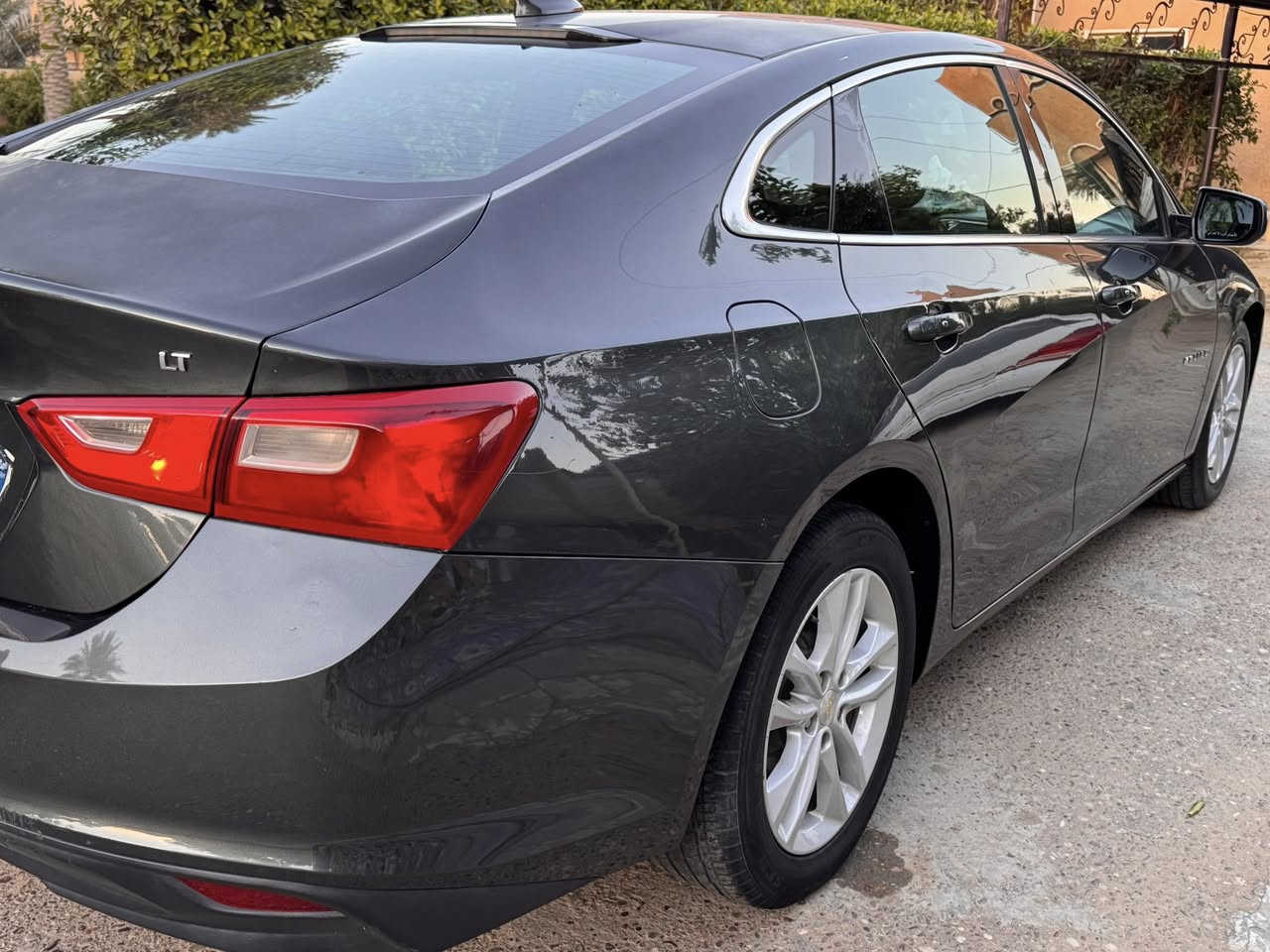 السلام عليكم 
للبيع ماليبو موديل 2018  LT
مواصفات Lt معروفه
السيارة نضيفه ومابيهه اي خلل عدا كم خدش بسيط موجود بالسيارة وواضح بالصور 
مكفوله من كلشي گير ومحرك ممفتوحات 
تخم تايرات امامي جديد 
كشن  الامامي تحكم كهرباء
بصمة بالابواب 
كاميرا 
شاشة 
محرك ١٥٠٠
العداد ١٢٩ ميل قابل للزيادة
الضرر :الجنطةالخلفية +دعاميه  مبدل نفس اللون 
السعر : 95$ وبيهه مجال  
المكان بغداد 
رقم الهاتف ***********متواجد ع الواتس اب
