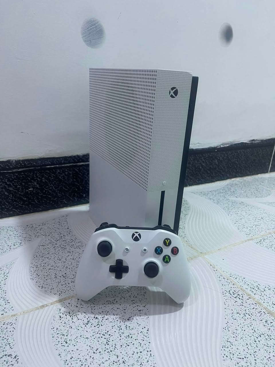 سلام علیکم xbox one s بۆ فرۆشتن (دەسکی بیلاد - وایەر ئێچدی بیلاد - وایەر بیلاد - نەکراوە- 500g ) نموونە لە پاکی  نرخی:170 معامەلە گەیاندن بەردەستە بۆ سەرجەم شارەکان ڕەقەم موبایل:***********
