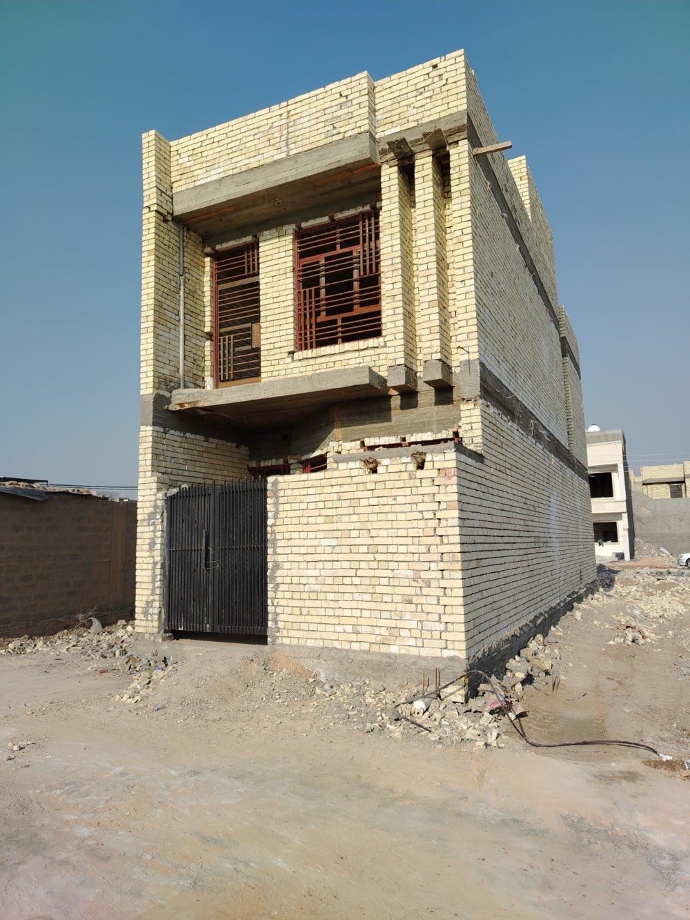 ٨١ متر واجهة ٥ نزال ١٦
البيت مدخلين
٣ غرف نوم كبار
٣ حمامات ٢ داخليات وواحد خارجي
بوب وشبابيك كاملات كل البيت
ارتفاع الرفت ٤٠ سم
البيت رباط داير
فقط البيتونة ممصبوبة
خامس فرع عن الشارع العام
المجمع مي اسالة مو من الشط
مجمع النسور الثالث مقابيل العدل تابع لشركة القلعة البيظاء