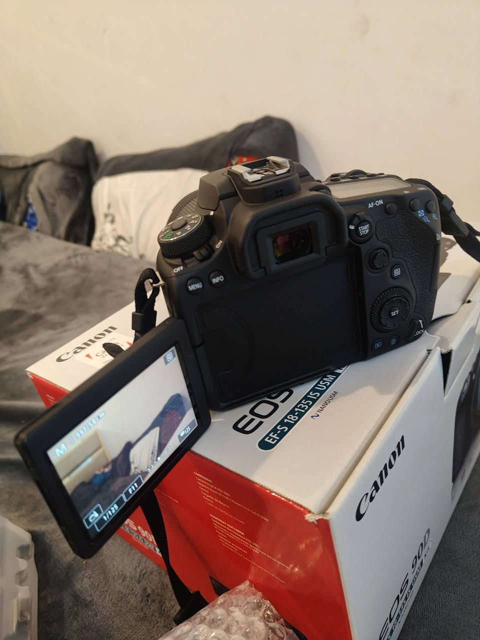سلام عليكم شباب كامره كانون 90D بل كارتون ستخدام شخصي يعني مال بيت مع عدسه 24/105 وساب *********** البصره ابو الخصيب
