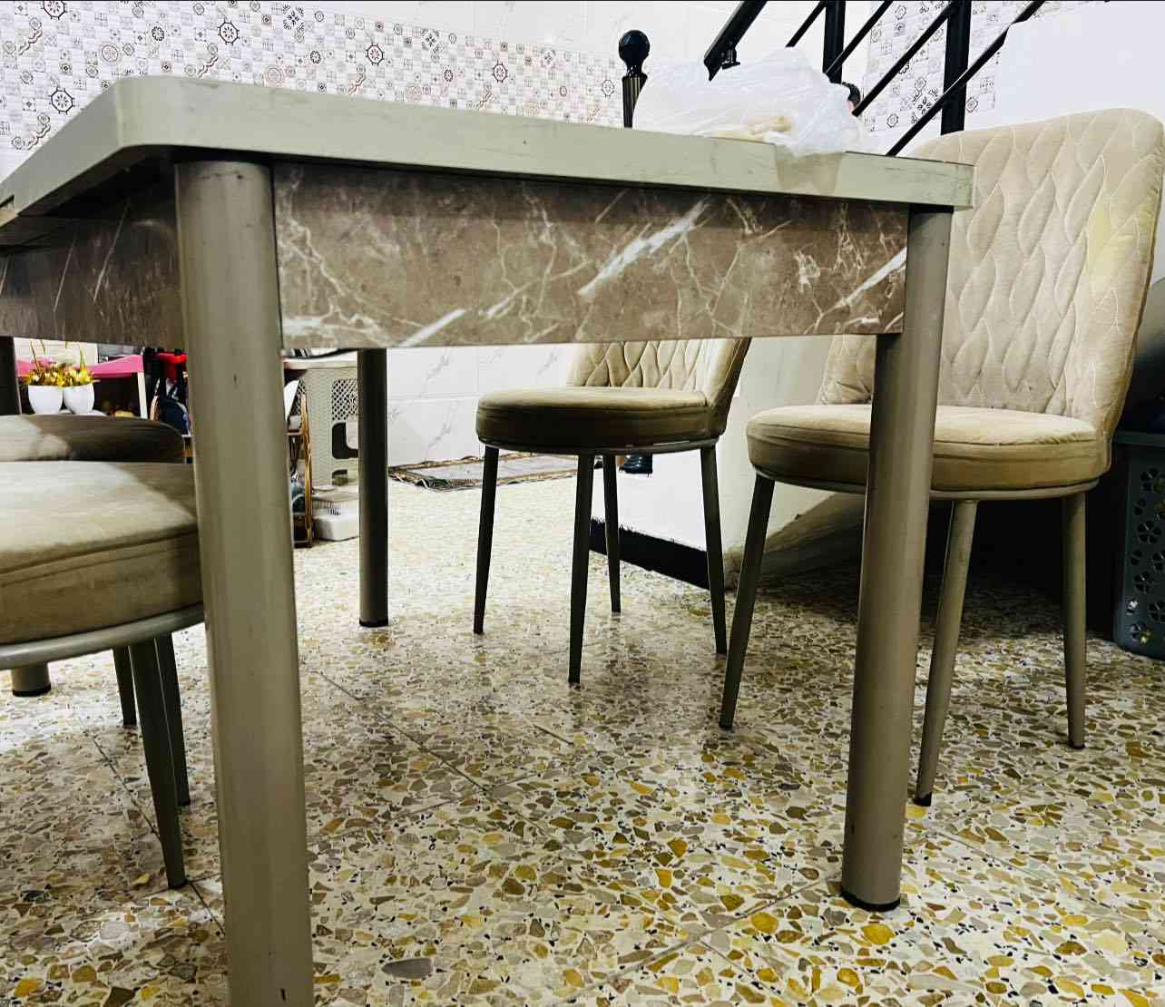 ميز طعام مع 4 كراسي.
السعر 100 الميز يتكبر


**إذا كنت صاحب هذا الإعلان وتريد حذفه لأي سبب، رجاءا أرسل رسالة إلى الدعم الفني**