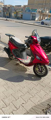 سكوتر • أحمر لامع • مناسب للمدينة