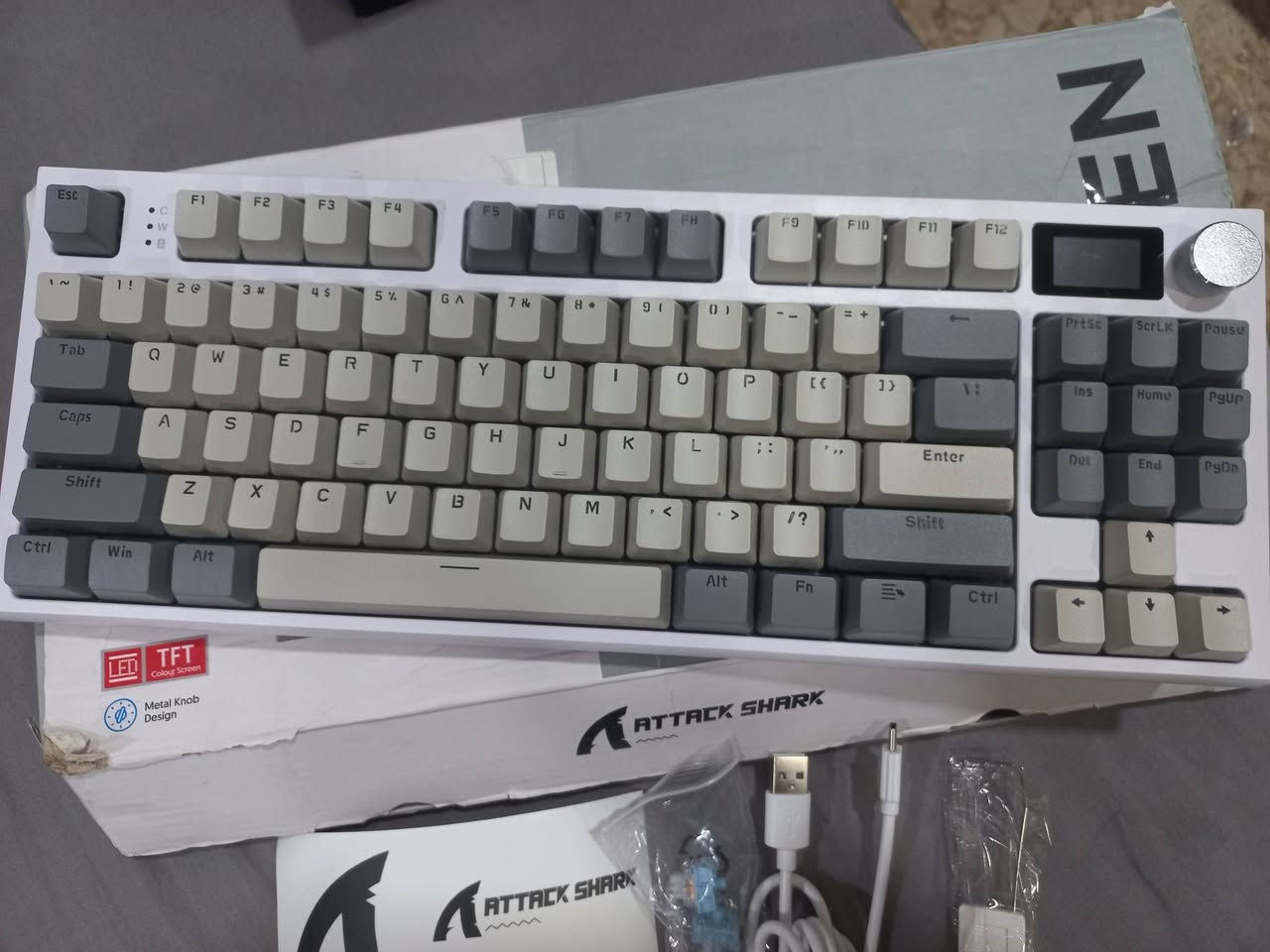 كيبورد ميكانيكي احترافي Attack Shark K86 RGB
للبيع كيبورد قيمنق وكتابة بمواصفات فلوق شيب وبسعر اقتصادي!
الموديل: Attack Shark K86 RGB (أصلي 100%)
الحجم: 87 مفتاح (TKL) - الحجم المثالي للالعاب ويوفر مساحة ممتازة للماوس.
اللون: الرمادي العملي الفخم (Business Gray).
➕ أهم المميزات اللي تميز هذا الكيبورد:
شاشة ذكية ملونة (TFT Screen): تعرض نسبة البطارية، الوقت، ونوع الاتصال، وتقدر تخلي عليها أي صورة متحركة (GIF) تعجبك.
بكرة تحكم (Knob): للتحكم بالصوت والتنقل بين الإعدادات بسهولة وسرعة.
ثلاث أوضاع اتصال (Tri-Mode): يشتغل لاسلكي (2.4GHz بدون أي تأخير للألعاب)، وبلوتوث (يربط على الموبايل أو اللاب توب)، وسلكي (Type-C).
سويتشات خطية ممتازة: نوع (Blue Whale Switches) مسبقة التشحيم من المصنع، سريعة بالاستجابة وصوتها ناعم ومكتوم (Thacky).
خاصية الـ Hot-Swap: تكدر تغير السويتشات بالمستقبل بكل سهولة وبدون لحام.
عزل صوت داخلي: يحتوي على طبقات فوم وسيليكون (Gasket Mount) لامتصاص الصدمات وصوت ضغطات نقي.
البطارية: ضخمة جداً بسعة 4000 مللي أمبير تدوم لأيام طويلة.
الحالة: مفتوح غير مستخدم
السعر 70,000


**إذا كنت صاحب هذا الإعلان وتريد حذفه لأي سبب، رجاءا أرسل رسالة إلى الدعم الفني**