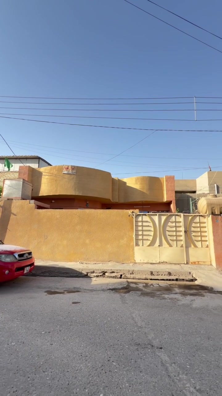 بيت مساحه 200 متر للبيع 
محتويات البيت 
1-غرفتين منام 
2-استقبال 
3-صحيات عدد 2 
4-مطبخ 
5-صاله 
6-ترك 
7- سطح
8- كراج مرتب 
* *  طابو زراعي سند 25 
عنوان الدار : بغداد المعامل منطقة بستان سامي قرب حسينية زينب الكبرى 
* قابل للمراوس والبيع 
*للتواصل والاستفسار 
*********** 
***********
