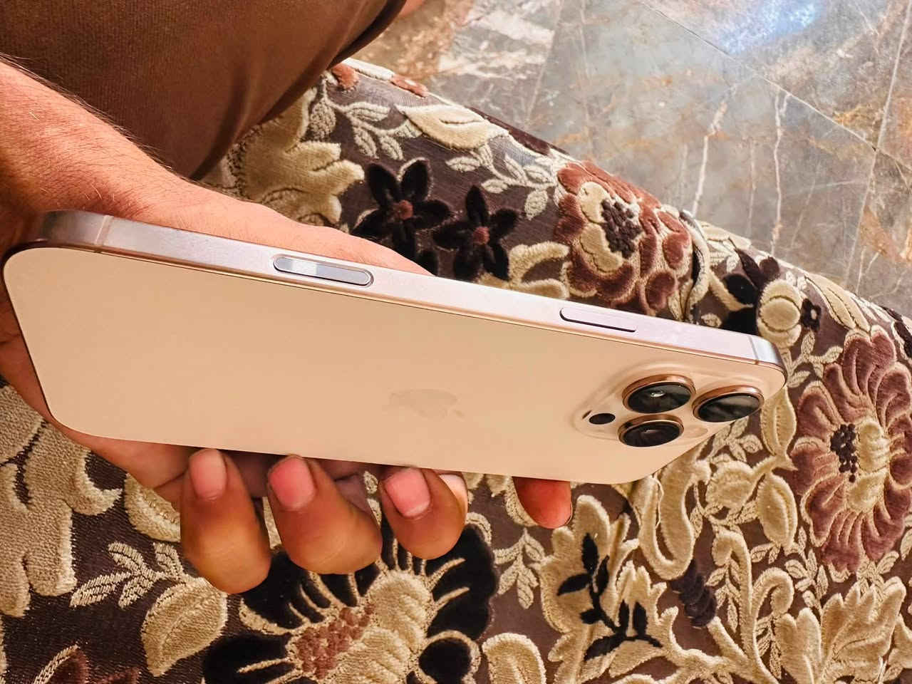 السلام عليكم
ايفون 16 برو ماكس عربي شرق اوسط ماستر جهاز مكفول 
السعر مليون و200 غير قابل للتفاوض 
للتواصل 
***********
