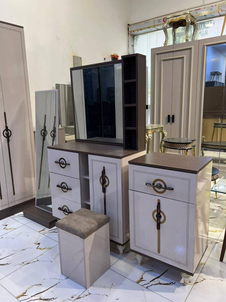 تم ولله الحمد وصول وجبه جديده من أجود أنواع الغرف التركيه باسعار مميزه مع خدمة النقل والتركيب مجانا غرفه مودرن 10 قطع درجة اولى  فخامه واناقه وجمال البيت التركي للاثاث الرفاعي مدخل شارع الملعب قرب اعداديه الشباب للبنين للتواصل  ***********
