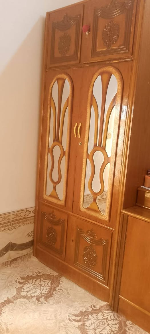 السلام عليكم 
زاويه مع جربايه للبيع 
السعر 220
الخشب تسكام الشطره
الرقم *********** بيه واتساب
