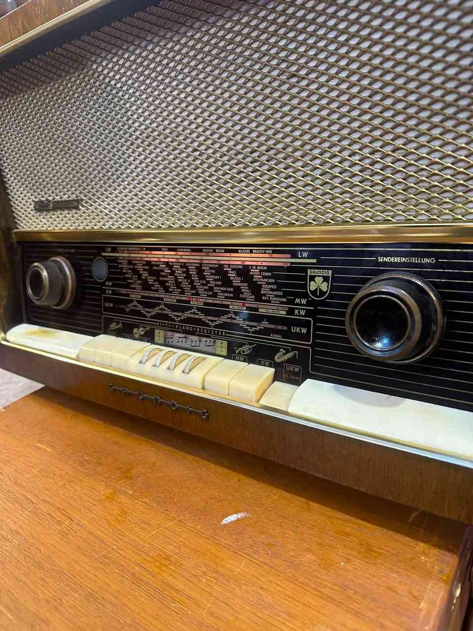 راديو گروندك الماني شغال FM نظيف بدون عيب
لتفاصيل آكثر يرجى مراسلة الصفحة 
يوجد توصيل


**إذا كنت صاحب هذا الإعلان وتريد حذفه لأي سبب، رجاءا أرسل رسالة إلى الدعم الفني**