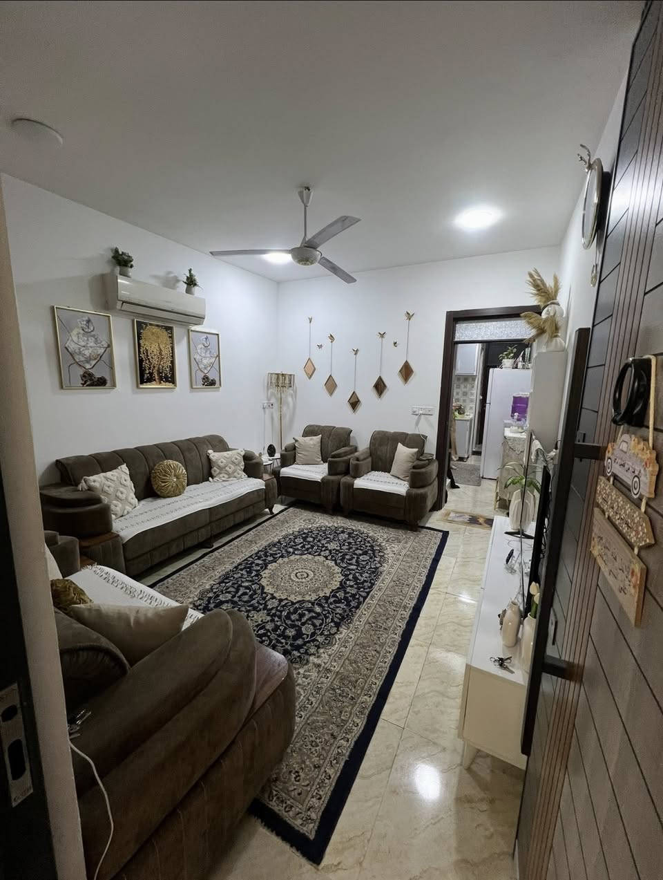 من رخصة ادارة الگروب ..
🔴 بيت 63 م للبيع  في سبع ابكار نهاية شارع منتزه الهبي دي للبيع ملك زراعي انذار كاتب عدل  .
🔴عرض الشارع ٤م  و تتوفر كافة الخدمات . 
تفاصيل البيت :
الطابق الأول:- استقبال + مطبخ + غرفة +  خدمات صحية .
الطابق الثاني :- غرفتين نوم + خدمات صحية + بيتونة + سطحين.
السعر. 135 . 
📍الموقع:- سبع ابكار شارع الدب  قرب مدرسة الايمان.
للاستفسار ☎️ : ***********
