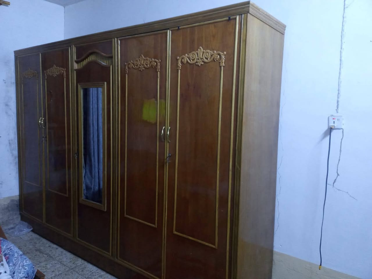 غرفه نوم كامله مع الملحقات ميز تواليت وجربايه وميوزة الجربايه الكنتور خمس بوب كامل الغرفه نضيفه جدا واحلى من الصوره كامله مع ملحقاتها. 
للاستفسار ***********
