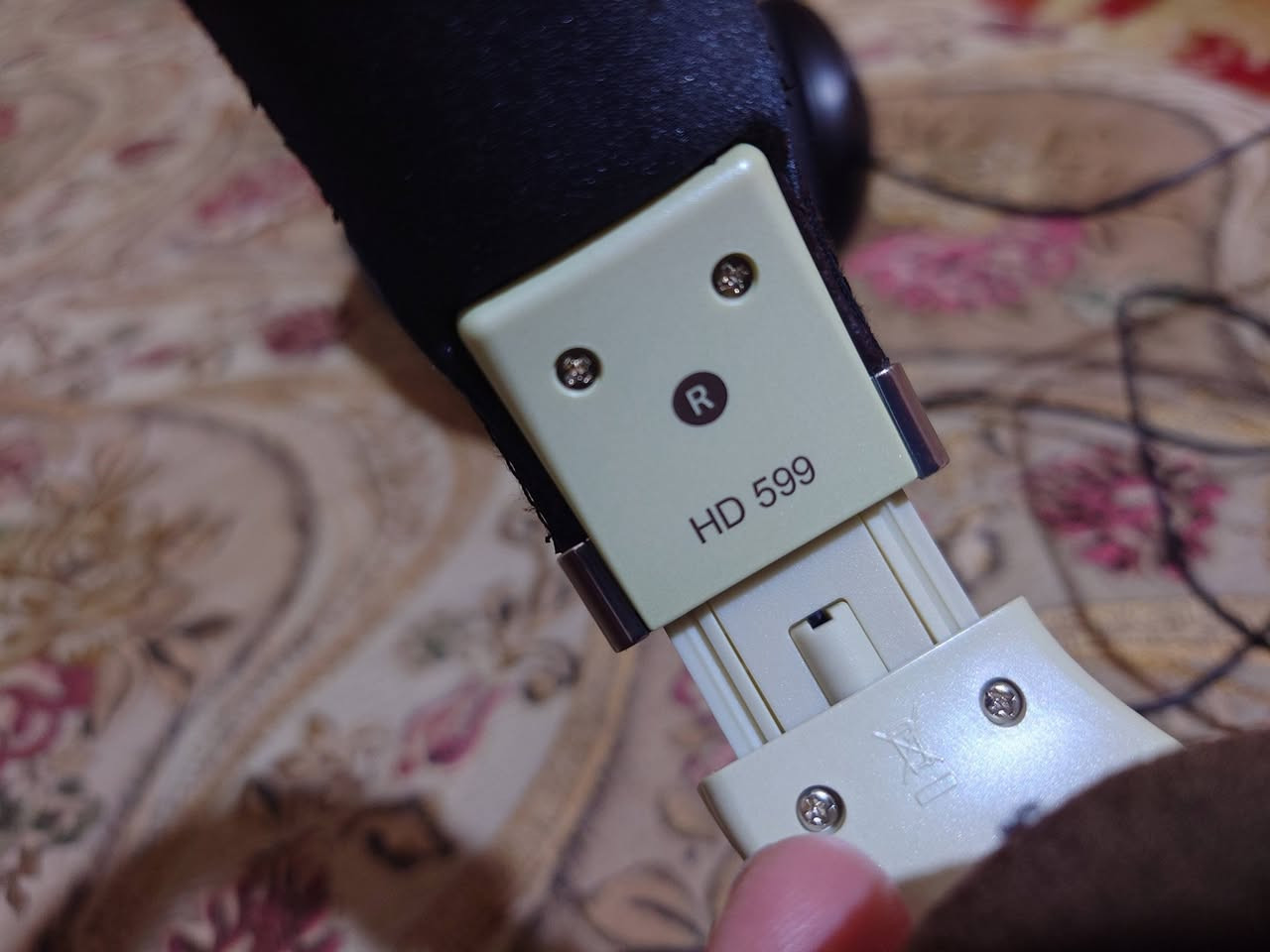 سماعة SANNHEISER استوديو
السماعة HD599 سعرها 135 الف استخدام قليل ومخصصة للستوديو مع كيبلها الخاص يكون طلقة 4.4

السماعة HD598 CS  سعرها 100 الف اسدتخادم شخصي وبيها بعض تعديلات ملاحظة منو عاطلة لا اجت ستوك وانه عدلت عل مضخم مصلح سماعات الستودو، تجي مع كيبل 3.5 
للاستفسار ***********
