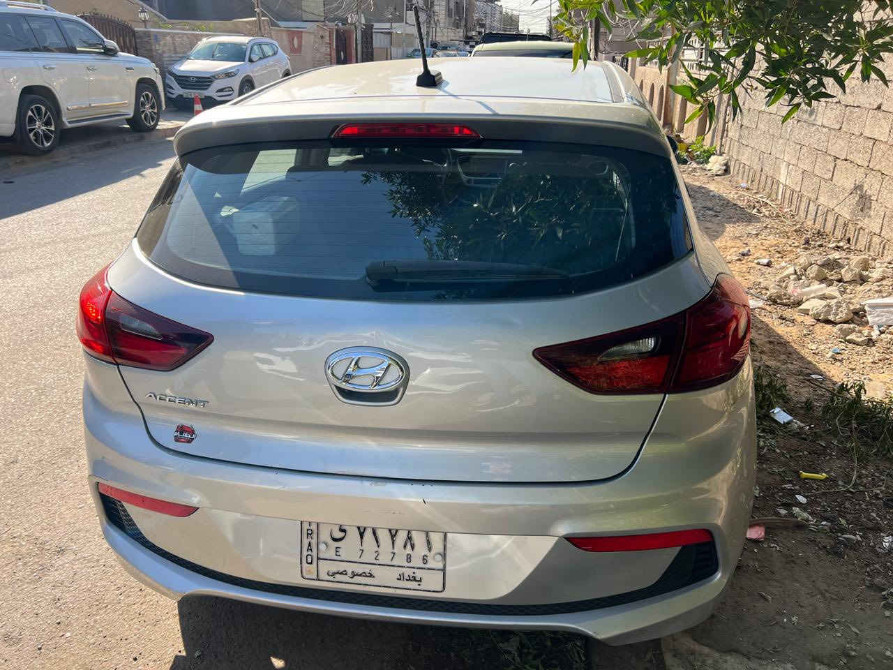 السلام عليكم 
اكسنت للبيع موديل ١٩ وارد كندي
شاشة كبيرة وكامرة بلادية 
ابل كار بلي  
تدفئة كشنات  
مود درايف 
لايت لد ابيض. 
وباقي المواصفات المعرفة 
رقم بغداد حرة 
ماشية ٩١ الف كيلو وعلى ايدي 
حادثها جاملغ وبنيد وباب صبغ ابيها مثل ماموضح بل صور اعتبرها احزام  وعندي بيها بس تقرير ماعندي صور حادث واسف عل اطالة 
السعر ٩٩ ورقة وبي مجال بسيط وبل عافية عل ياخذها  مكاني بعداد حي الاعلام 
***********
