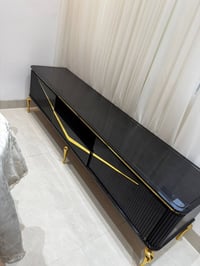 ميز  تلفزيون +طبلات وسطيه عدد ٣  صنع تركي نظافه ٩٥٪؜ مكاني بغداد للتوا...