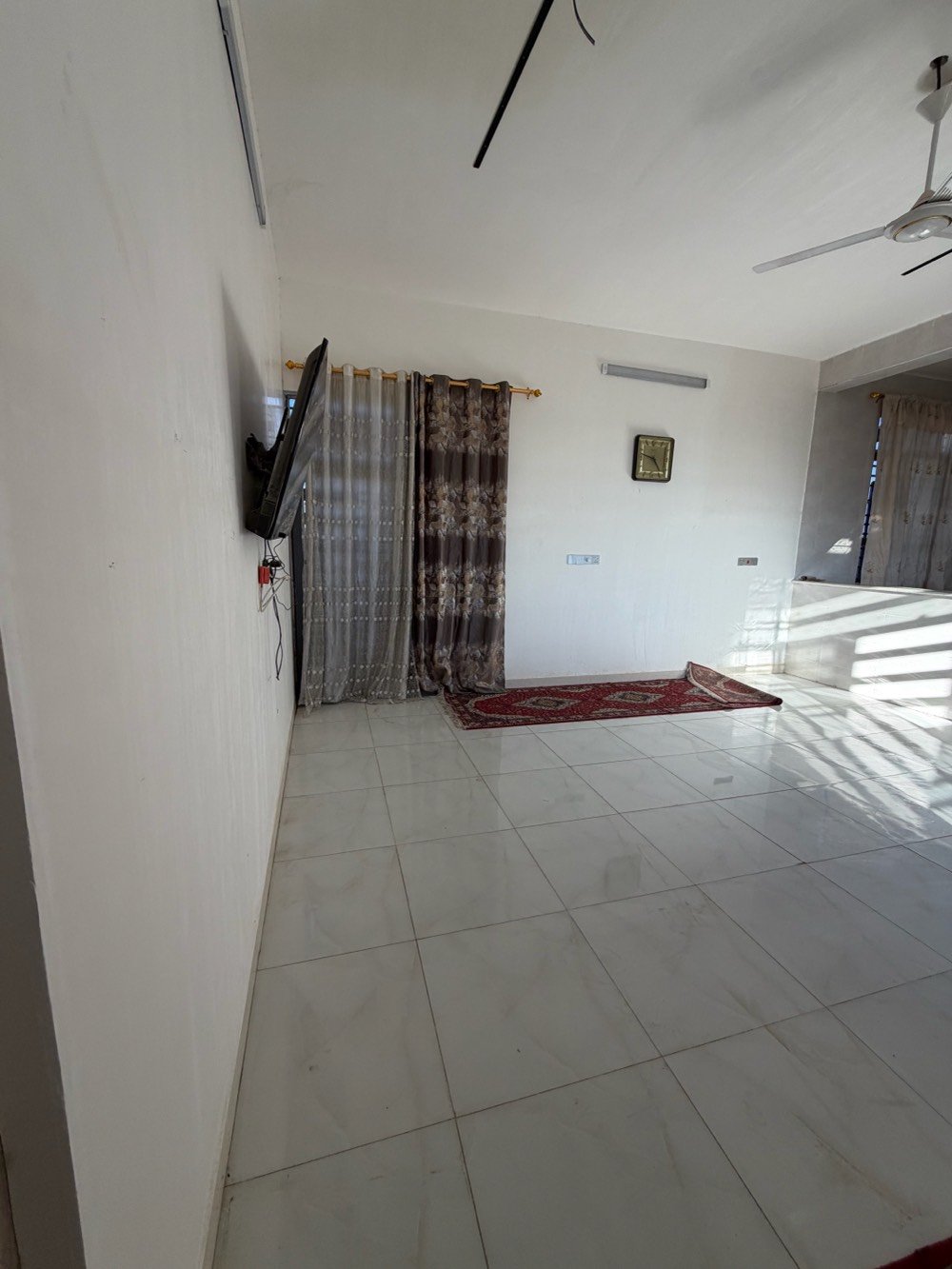 بيت في موقع هادئ ومميز مع مساحة خارجية واسعة تصلح كمكان ترفيهي أو حديقة. يتوفر فيه جلسة خارجية مشمسة مثالية لأوقات الاسترخاء، مع بنية pergola خشبية تضيف جمالية للمكان. الدار يحتوي على غرفة كبيرة, أرضية مبلطة بشكل جيد، ومجهز بجهاز تلفزيون. تصميم عصرى يوفر مساحة مريحة وواسعة للعيش.