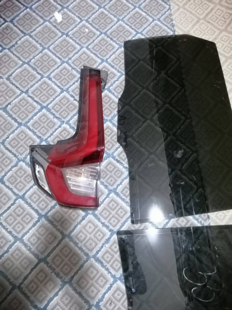 السلام عليكم متو فر جامات هوندا crv مظلل اصليات مالت البيبان الوره 2 اصليات وبك لايت اصلي جهة السايق بي كسر ابيعه عله وضعه ***********
