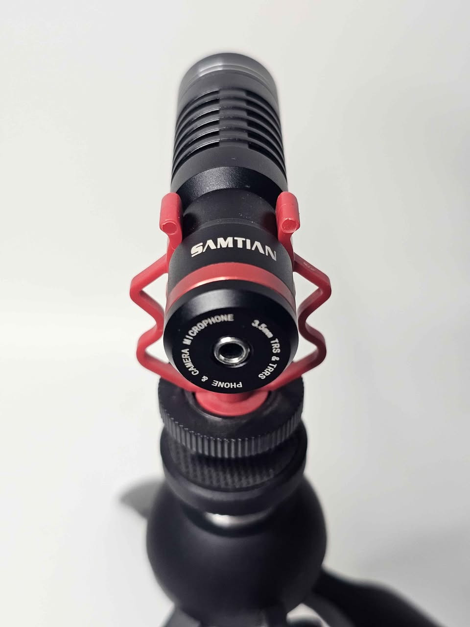 مايكروفون Microphone
SAMTIAN

SAMTIAN VIDEO MICROPHONE
للهاتف والكاميرا
بحالة نظيفة جدًا من شركة سامتيان
مع جميع الملحقات
متجر إكسبو Expo
لبيع الأجهزة والبالة الأوروبية
التوصيل للأماكن القريبة في الرصافة مجاناً
توصيل المحافظات والأماكن البعيدة 5000 آلاف
للتواصل:
***********
الصفحة الرسمية على الفيس بوك:
(متجر إكسبو Expo) بغداد, العراق

