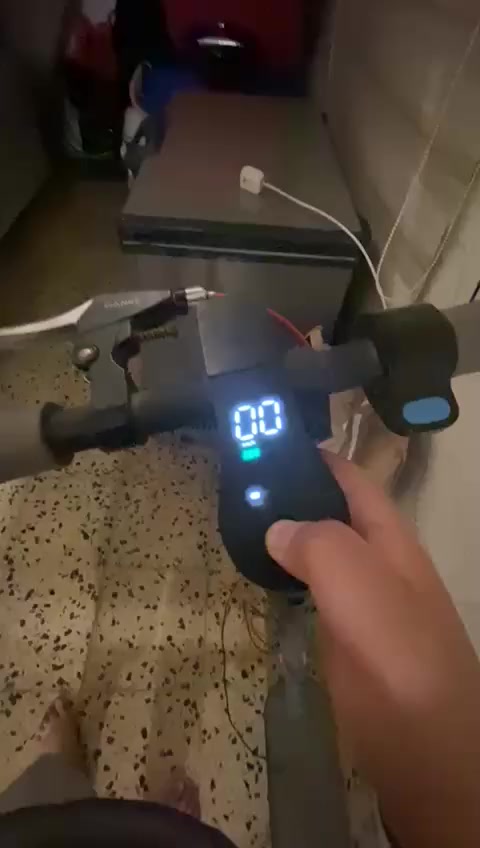 سكوتر للبيع 🛴🛴
شاشه 🖥️ 
لايت 🔦
٣سرعات ايكو وسوبر 
مكاني حي العدل بغداد ***********
