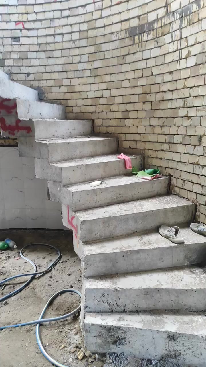 السلام عليكم يوجد بيت هيكل مساحه 150 واجهة 9 النزار 16ونص التأميم الزراعي يبعد عن الكورنيش 200 متر وعن شارع 30   100 متر يعني بين الكورنيش وشارع 30 ملبوخ من الخارج بناء طابوق مشتغله ماء وكهرباء وحزام سيراميك والحمامات سيراميك 
للتواص ***********
