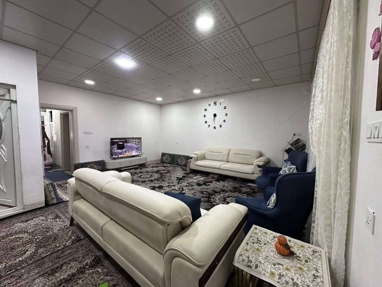 دار للبيع  سعر مناسب 
 سلیمانیە ــ ***********
يحتوي البيت علئ غرف نوم 
_استقبال_ مطبخ _ صحيات بیتونة
   واجهە شمس مساحة  100م 8x12
  طابو صرف  خدمات کامل
   تلفون ـ واتساب ***********
