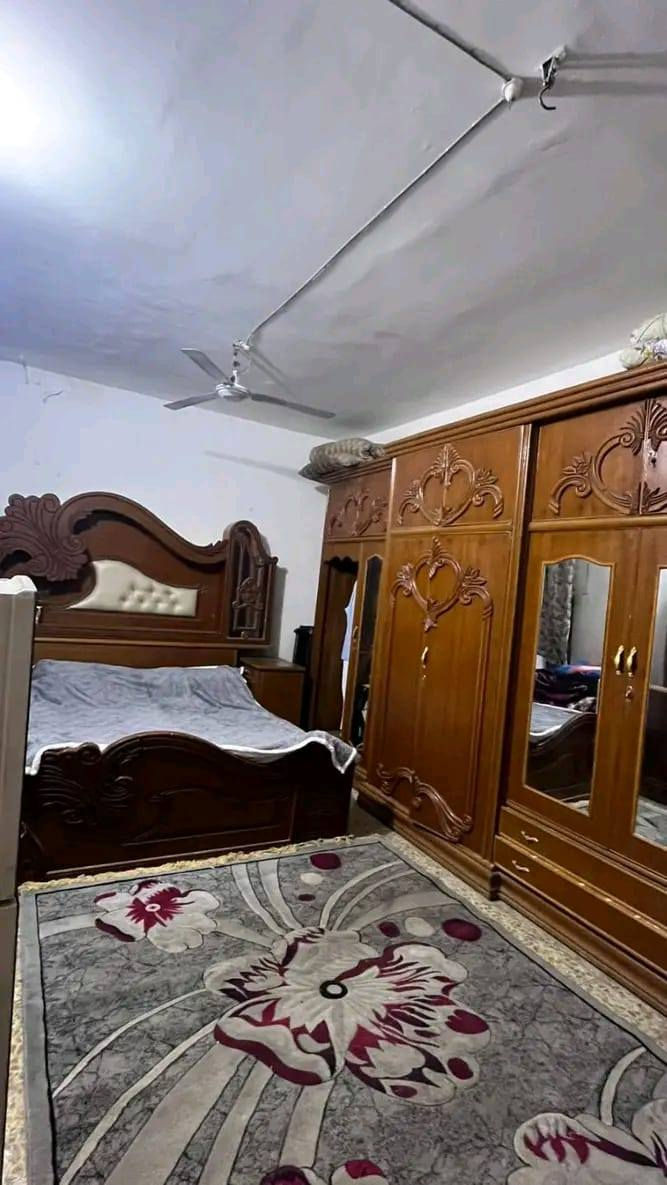 السلام عليكم بيت للبيع المساحه ١٠٠ متر البراكيه شارع المطار القديم قرب مدرسة الجنائن البيت يحتوي على غرفه صاله مطبخ صحيات بناء بلوك سقف اعكاده السعر ١٨ مليون معه   المجال الاستفسار على الرقم ***********
