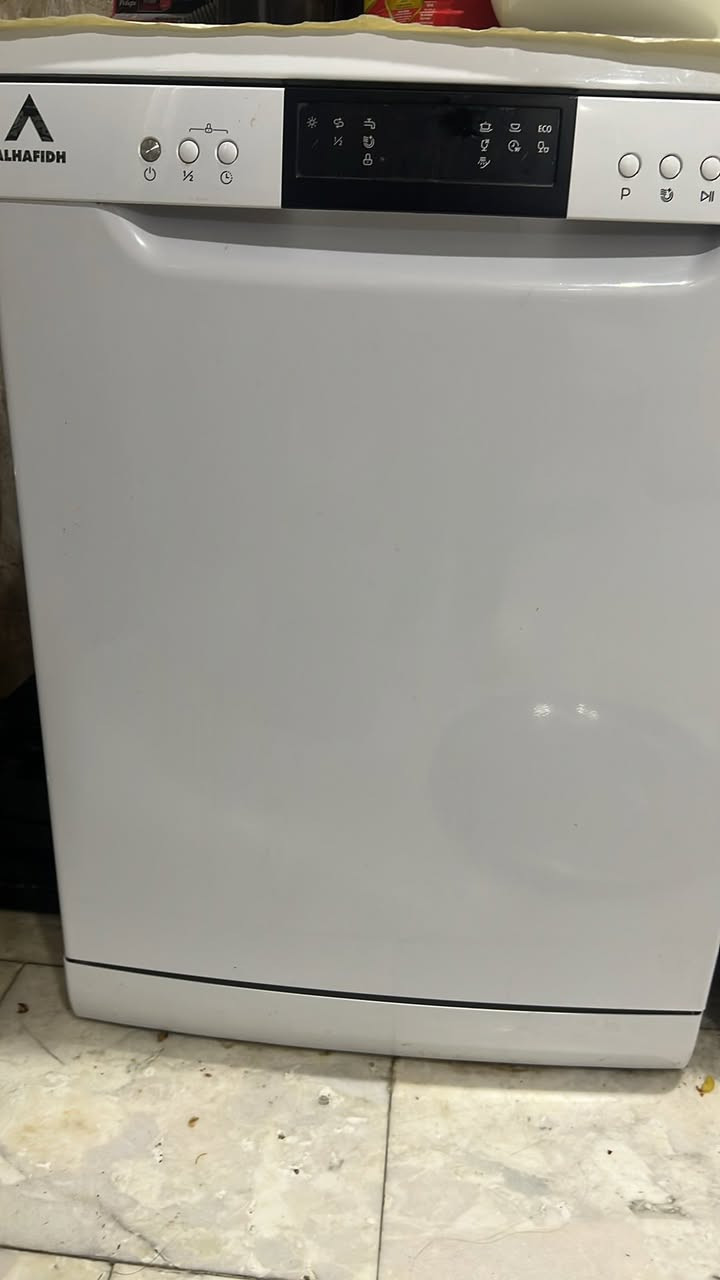 احدث اصدار من الحافظ تغسل حتى جدوره شغلها درجه اولى واستخدامها كلش قليل والله اخذناها الوالدتي ومتعرفلها  
رايديها ب٣٠٠ الف والله ماخذيها ب٤٧٥  
***********
