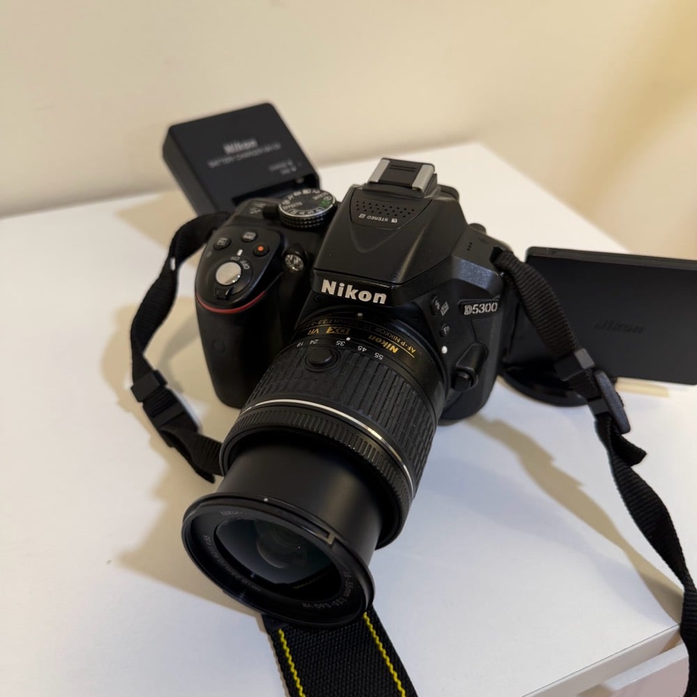 كاميرة نيكون D5300 مع الشاحن والبطارية الاصليين + العدسة الاصليه (مستعمل بحالة ممتازة)