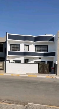 الي يحتاج صباغ اني متواجد اشتغل ديكورات ونقشات هذا رقمي 07719668823