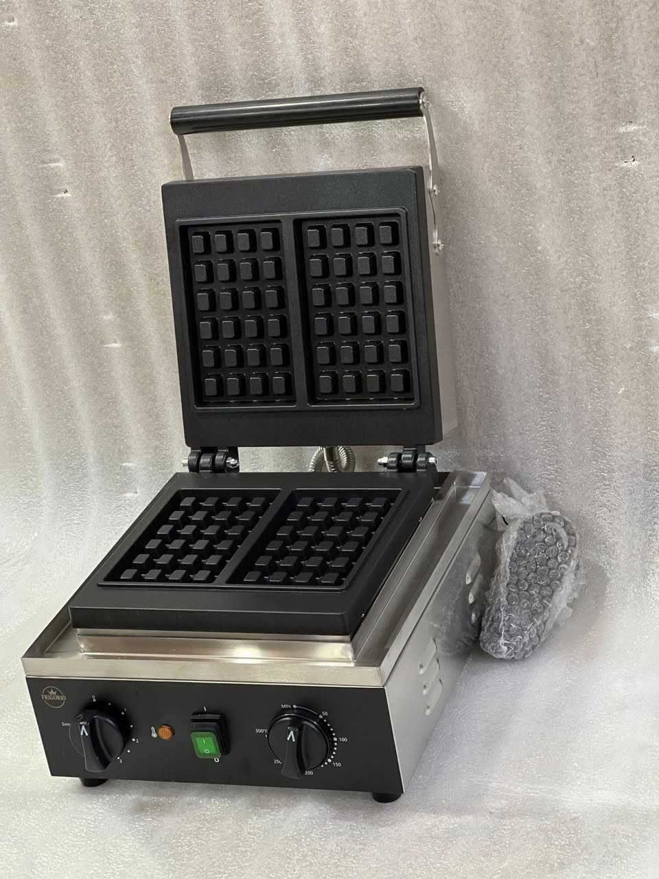 🔥 إعلان بيع – جهاز وافل شغل خاص 🔥  

متوفر للبيع جهاز وافل شغل تفصيل خاص وجودة عالية، مناسب للمطاعم والكافيهات وعربات الأكل السريع 
الجهاز مصنوع من معدن قوي وثقيل حتى يتحمل الشغل ويعطي توزيع حرارة ممتاز على كامل الصاج.

🔹 مواصفات الجهاز:  
✔️ جديد وغير مستخدم  
✔️ شغل خاص وليس تجاري جاهز  
✔️ توزيع حرارة متساوي لنتيجة طبخ أفضل  
✔️ سهل الاستخدام والتنظيف  

📦 متوفر بيع مفرد وجملة  
🚚 يوجد توصيل إلى جميع محافظات العراق  

📍 الموقع: البصرة  - قضاء المدينه 

📞 للاستفسار والشراء: ***********
