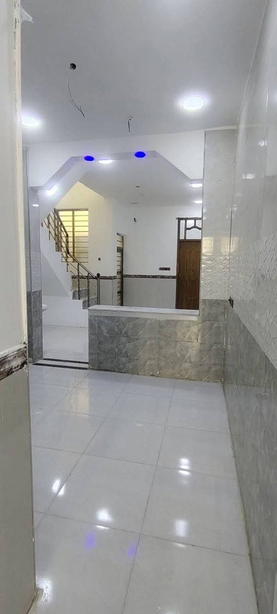 دار ١٠٠م حي الغدير خلف شارع ٣٠ خلف المدرسه الصينيه بناء حديث شغل راقي جاهز للسكن طابق واحد مسلح ***********
