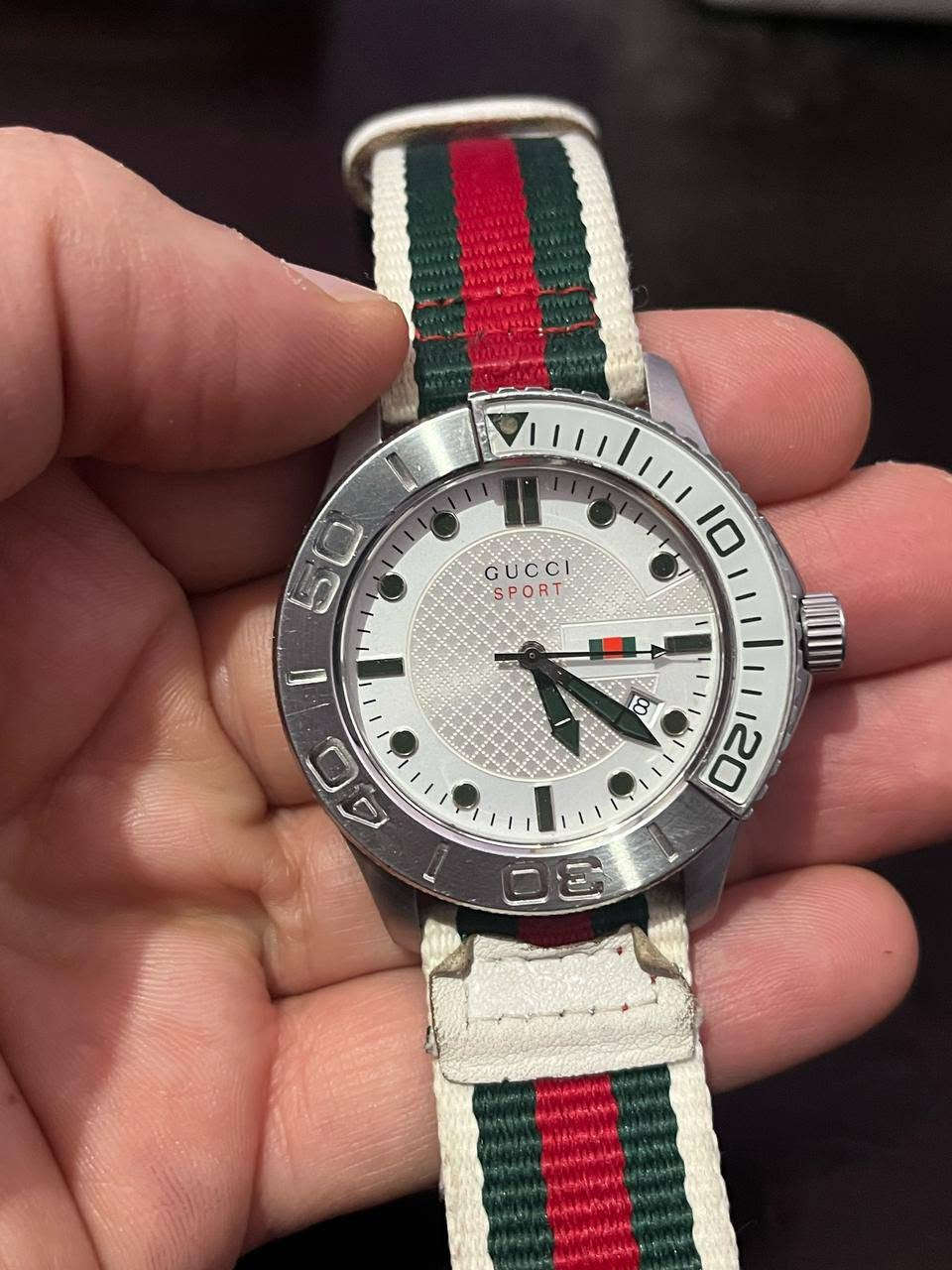 ساعة يد ماركة Gucci بتصميم رياضي انيق
مينا مستديرة 
علامات ساعه معدنيه 
خاصية عرض التاريخ 
هيكل وابزيم من الفولاذ 
زجاج زفير مقاوم للخدوش والصدمات 
سوار بالوان مميزه


**إذا كنت صاحب هذا الإعلان وتريد حذفه لأي سبب، رجاءا أرسل رسالة إلى الدعم الفني**