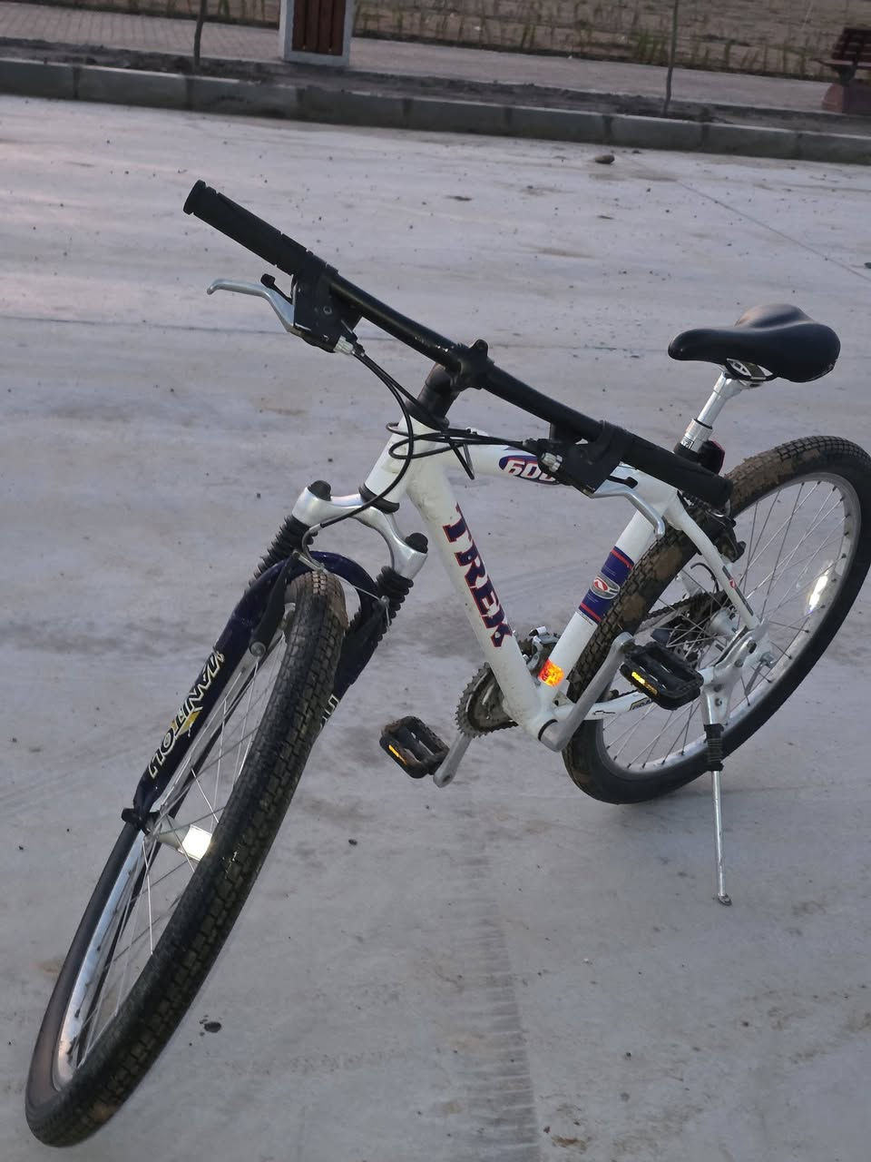 السلام عليكم .للبيع للبيع TREK
الماركة امريكي غنية عن التعريف
جبلي +استعراضي 
دبلات شغالات الا فول ⛔️
حجم 26🚳
تايرات جدد مال شركة TREKالاصلية مالهم
سستم (كير)امامي ٣نمر وخلفي ٨ نمر 🚭
السستم شميانو ديور 
بريكات فول فحمات وليس دسك 
سرج طبي جك 📌
مكان موصل حي الرفاق 
للتواصل ع رقم ***********
