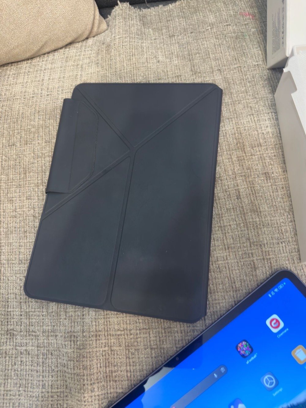 شاومي باد 7 للبيع كامل ملحقات جديد استعمال قليل مكاني بغداد متواجد هنا و***********وتساب
السعر 420 وبي مجال بسيط 
ذاكرة 265
90 فريم ببجي
كول اوف ديوتي 120 فريم حجم 11.2
الدقة 2136 × 3200
المعالج  Snapdragon 7+ Gen 3mobile platform

144 Hz
الذاكرة العشوائية 12
البطارية 8850
عدد دورات الشحن 20 دورة 
الشحن 45 واط اللون المميز