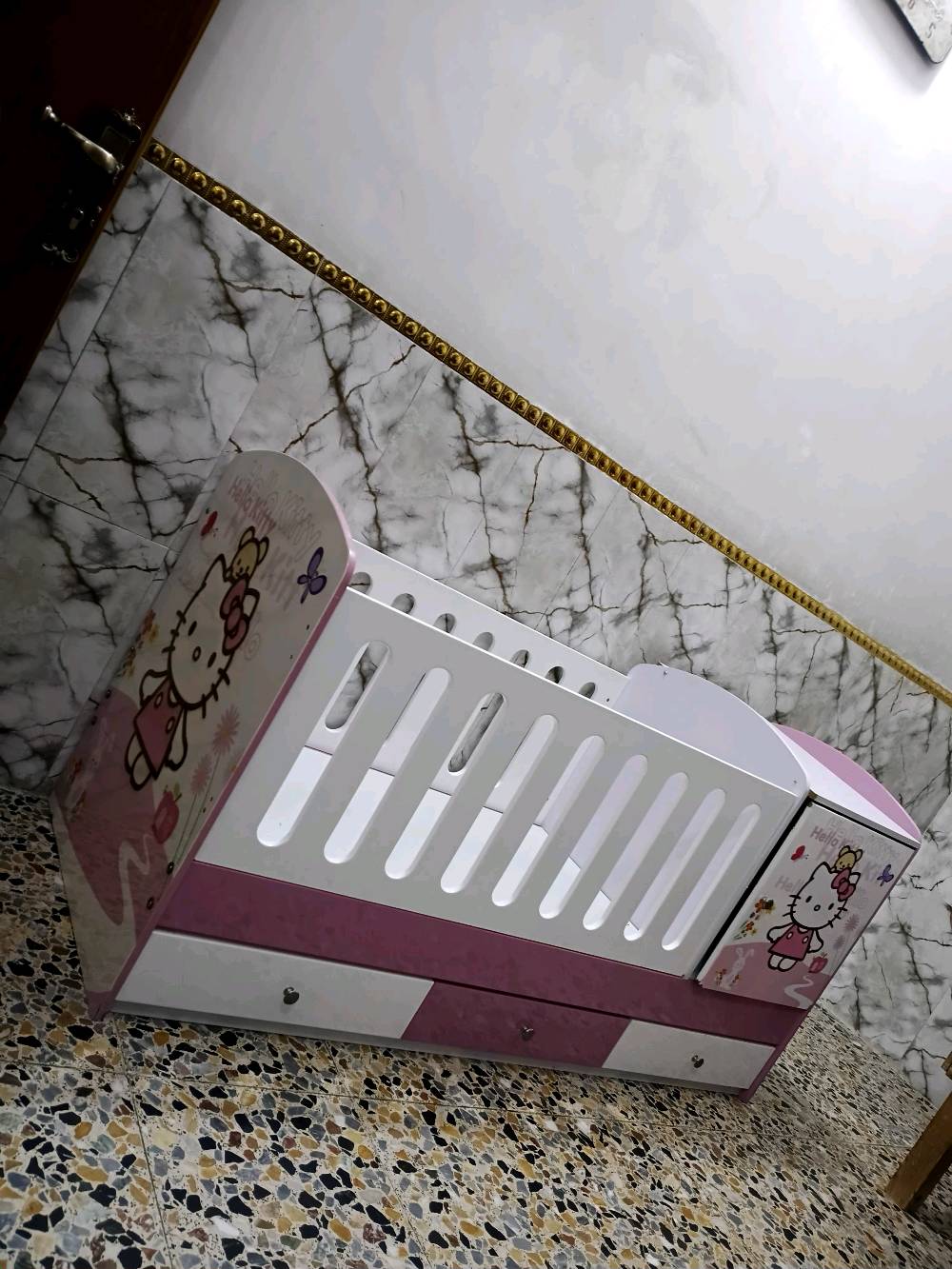 جرباية اطفال مع العابها السعر 125الف وبيها مجال رقم واتساب التواصل . ***********
الجرباية شكد قياسها بالضبط؟ وتناسب من عمر لحد منو من الأطفال؟: 
الطول: الداخلي 1.20 والطول الكامل 1.70.العرض 70سانتيم 
بيها مرتبة/فرشة وياها لو بس الجرباية والعابها؟: 
وحدها 
حالتها شنو، أكو أي كسر أو خدش أو قطعة ناقصة؟: 
لا نضيفة 99٪
موجودة بأي منطقة/مدينة بالعراق حتى يعرفون الزبون وين يستلمها؟: 
بغداد الكمالية شارع الاصفر فرع اسواق التفاحة بيها مجال #مشاهدات #لايكات#اشترو#جرباية اطفال#عينوني#اشترو 