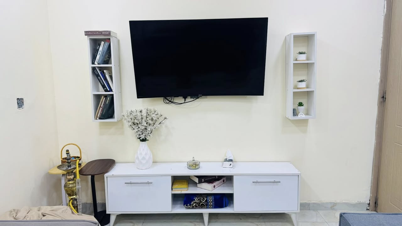 السلام عليكم
تخم للبيع 7 قطع مثل ماموضح بالصور
وميز بلازما مع رفوف 
سعر التخم500 وبي مجال وميز البلازما 75 وبي مجال
مكاني حي الجامعة ***********
