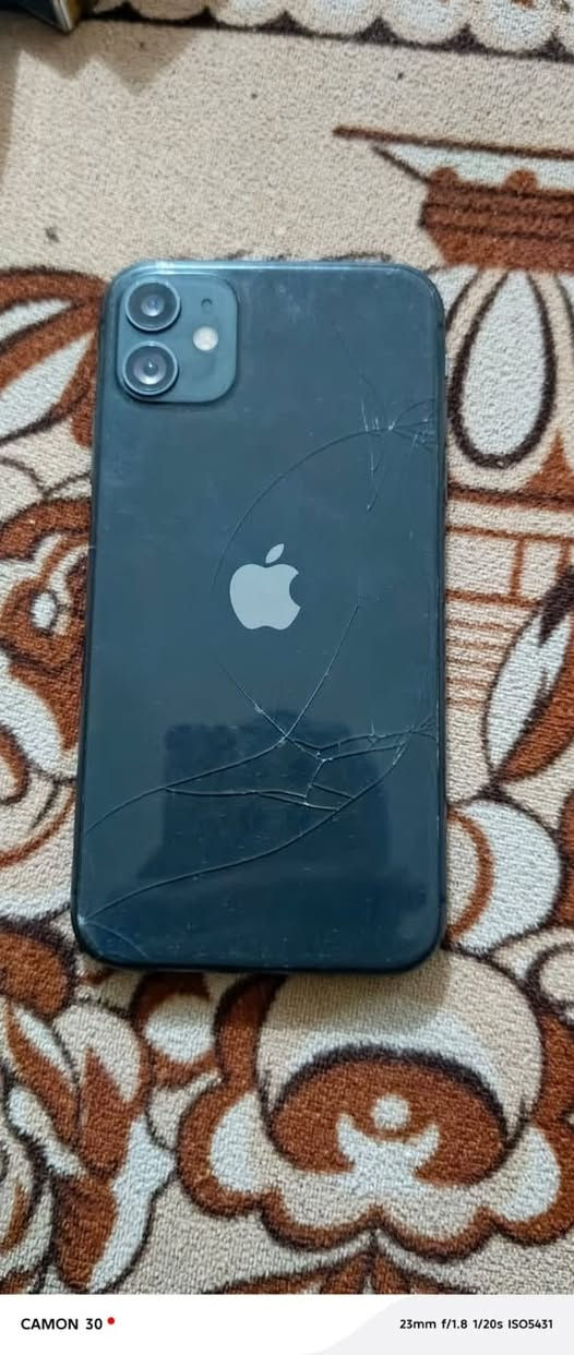 سلام عليكم عندي جهاز آيفون ١١عادي    بطاريه. مبدله فطر بل ضهر جهاز نضيف سعر ٢٠٠ وبي مجال عنوان بغداد أبو غريب رقم ***********واتساب
