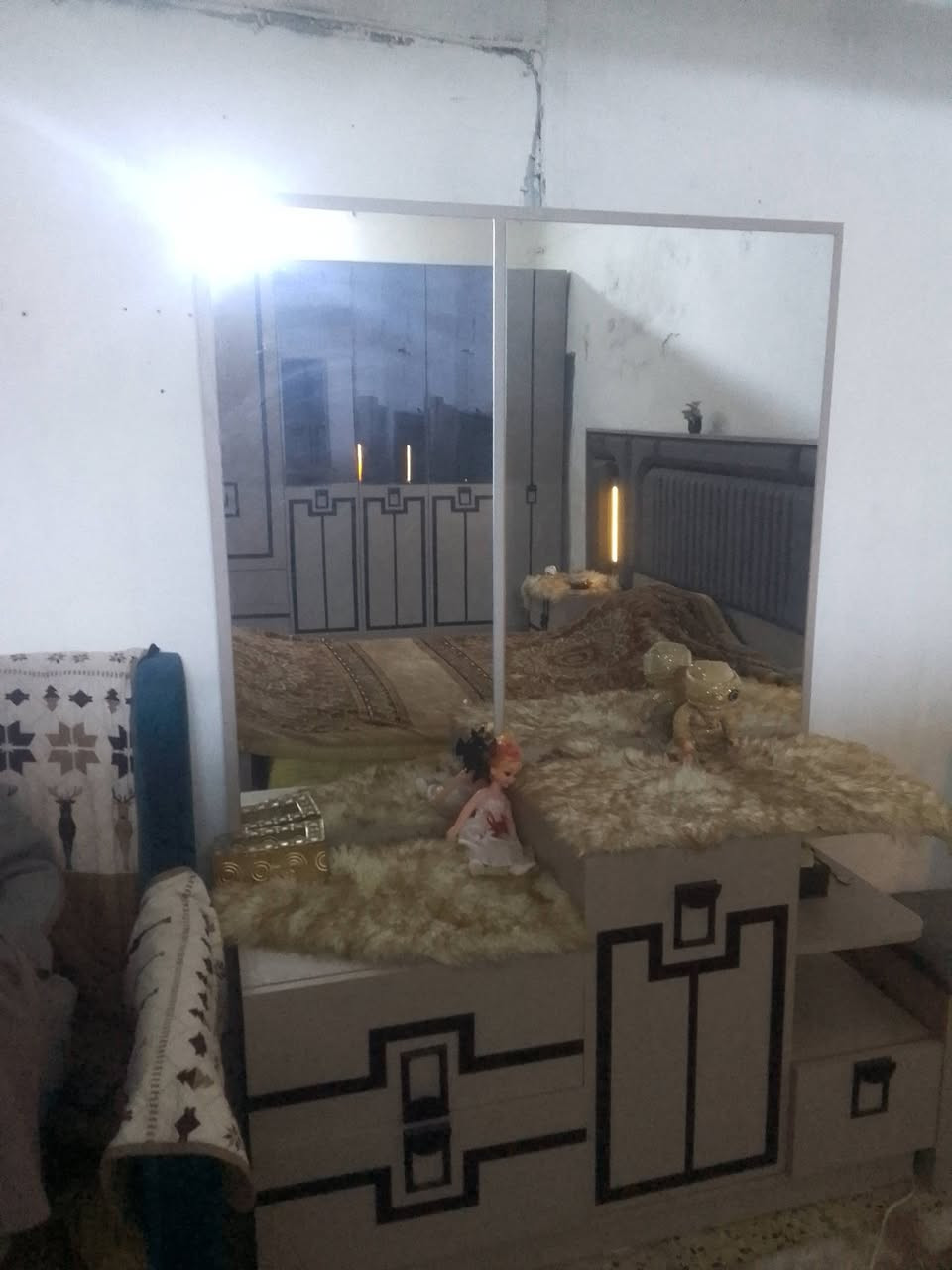 السلام عليكم من رخصة لادمن عندي غرفه للبيع استعمال قليل جدا قبل شهرين مشتريتهاا 750 بيهاا مجال لتواصل عبر الرقم***********
