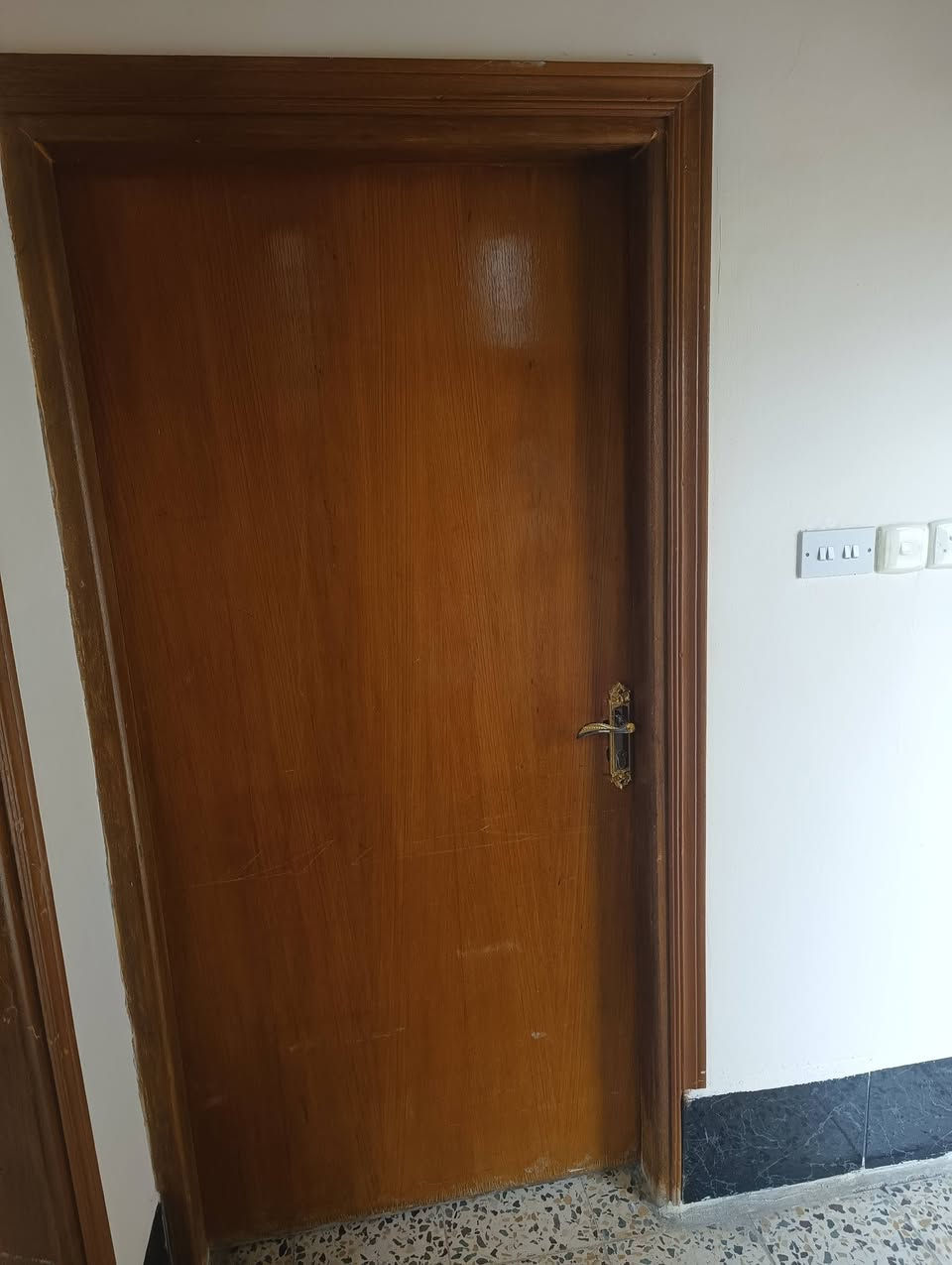 ابواب خشب عدد 8 حيل نضاف بسعر مناسب الشراي يتصل ***********-*********** وادي حجر
