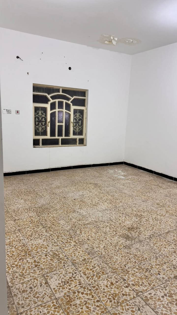 السلام عليكم شقة للايجار سكنية او مكتب شركات 
طابق اول تحتوي على غرفتين وصالة ومطبخ وصحيات العنوان العباسية شارع الفراهيدي 
سعر الايجار ٧٥٠ مع الماء والكهرباء 
للاستفسار ***********
