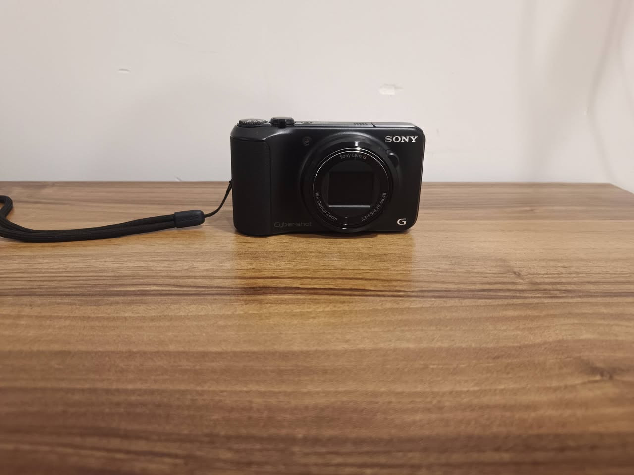 السلام عليكم
كاميرا سوني للبيع
السعر:180 الف
العنوان:بغداد حي تونس
رقم الهاتف : ***********
غير مستعمله 

الميزات الرئيسية للمنتج
تقريب رقمي
64x
اللون
أسود
نوع البطارية
ليثيوم أيون
الاتصال
يو إس بي
سلسلة
سوني سايبر شوت
تقريب بصري
16x
الأبعاد
العمق
1.33 بوصة
الارتفاع
2.35 بوصة
العرض
4.12 بوصة
وزن المنتج
6.77 أونصة

ميزات إضافية للمنتج
نوع الشاشة
شاشة LCD
دقة المستشعر
16.1 ميجابكسل
أقصى دقة فيديو
1280x720

ميزات إضافية
تقريب رقمي، USB، تصحيح العين الحمراء
حجم الشاشة
3 بوصة
اللون الخارجي
أسود

الميزات
تقريب رقمي، USB، تصحيح العين الحمراء
حجم الشاشة
3.0 بوصة
النوع
كاميرا بوينت آند شوت
نوع الكاميرا
كاميرا بوينت آند شوت
أقصى دقة
16.1 ميجابكسل
ذاكرة فلاش مدعومة
بطاقة ذاكرة ميموري ستيك ديو، بطاقة ذاكرة SDHC، بطاقة ذاكرة ميموري ستيك مايكرو، بطاقة ذاكرة SDXC، بطاقة microSDHC، بطاقة ذاكرة SD، بطاقة ذاكرة ميموري ستيك برو ديو، بطاقة ذاكرة ميموري ستيك برو ديو عالية السرعة، بطاقة ذاكرة ميكرو (مارك 2)، بطاقة ذاكرة ميموري ستيك برو-HG ديو، بطاقة ميكرو SD

معلومات المنتج
كاميرا سوني سايبر-شوت DSC-H90 كاميرا رقمية صغيرة الحجم بدقة 16.1 ميجابكسل تتيح لك التقاط صور مقربة مذهلة بالإضافة إلى مناظر طبيعية شاسعة. بفضل عدسة سوني G ذات الزاوية العريضة 24 مم ومستشعر الصور Super HAD CCD مقاس 1/2.3 بوصة، تتيح لك هذه الكاميرا الرقمية من سوني التقاط صور بجودة فائقة. يقوم وضع البانوراما الشامل في هذه الكاميرا الرقمية بدقة 16.1 ميجابكسل بدمج الصور تلقائيًا لإنتاج صورة واحدة مذهلة. بفضل التكبير البصري 16x، تُقرّب كاميرا سوني سايبر-شوت DSC-H90 الأشياء البعيدة دون فقدان الحدة. تُسهّل شاشة LCD الكبيرة مقاس 3 بوصات في هذه الكاميرا الرقمية من سوني عرض الصور وقراءة القائمة وتكوين اللقطات حتى في ظروف الإضاءة الساطعة. يكتشف الوضع التلقائي الذكي في كاميرا سوني سايبر-شوت DSC-H90 المشاهد وظروف الإضاءة والوجوه ويضبط الإعدادات
