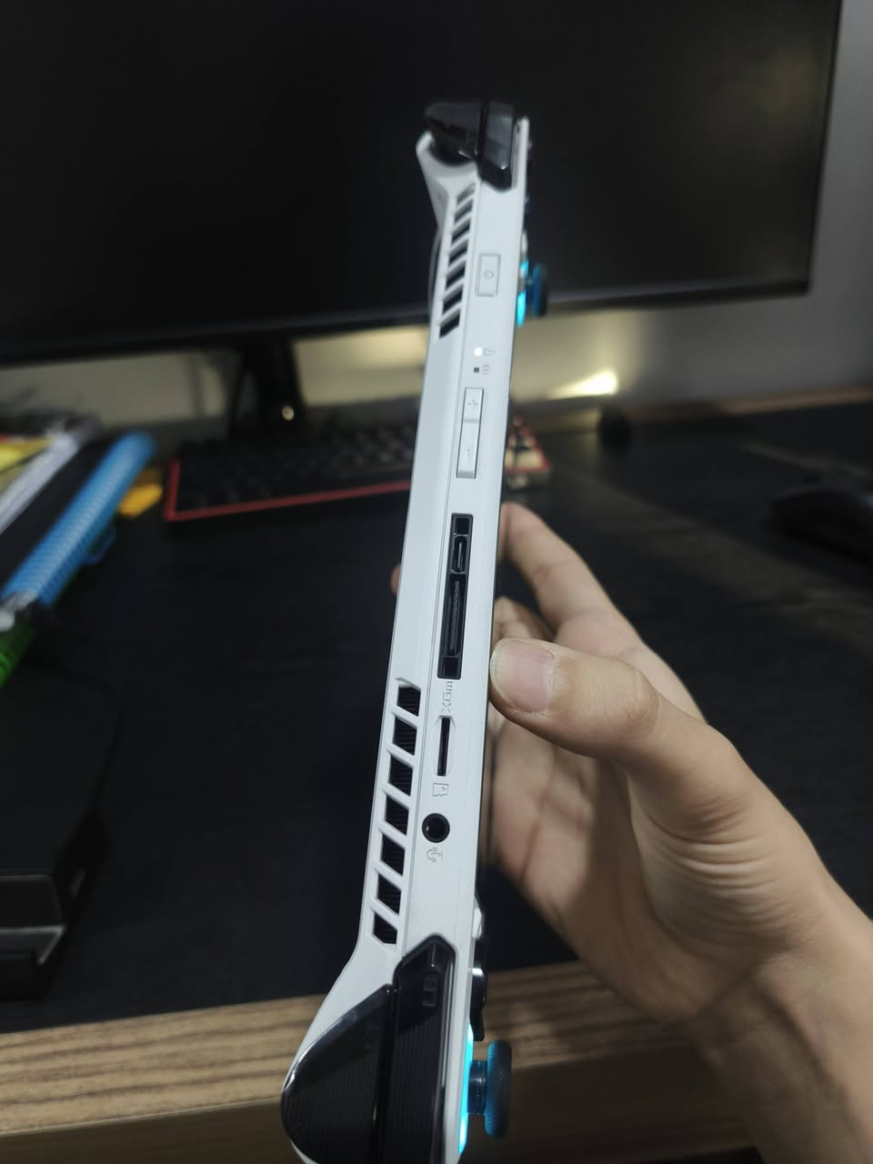 السلام عليكم rog ally z1 العادي ذاكرة 512gb مع كامل ملحقاته الاصلية + hub و لسقة حماية علما ان الهب و الاسقة فقط سعرهم ٦٠الف و مع شنطة للبيع بسعر 500الف + الفريمات في re2 على دقة fhd اعدادات متوسطة+ 20wواط وليس وضع التيربو واتساب ***********

